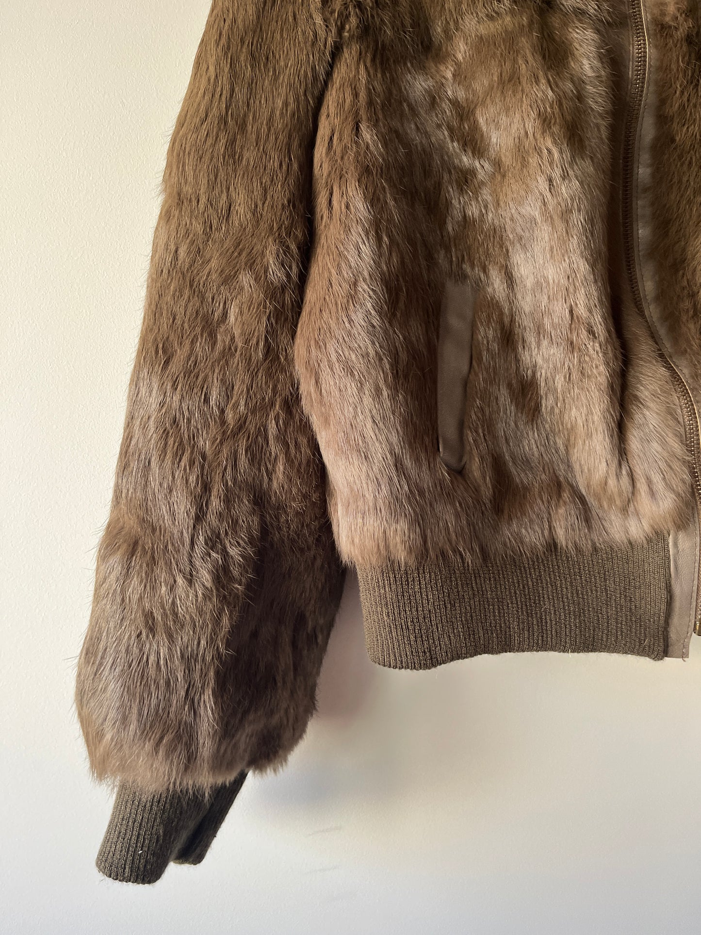 Veste courte en fourrure marron