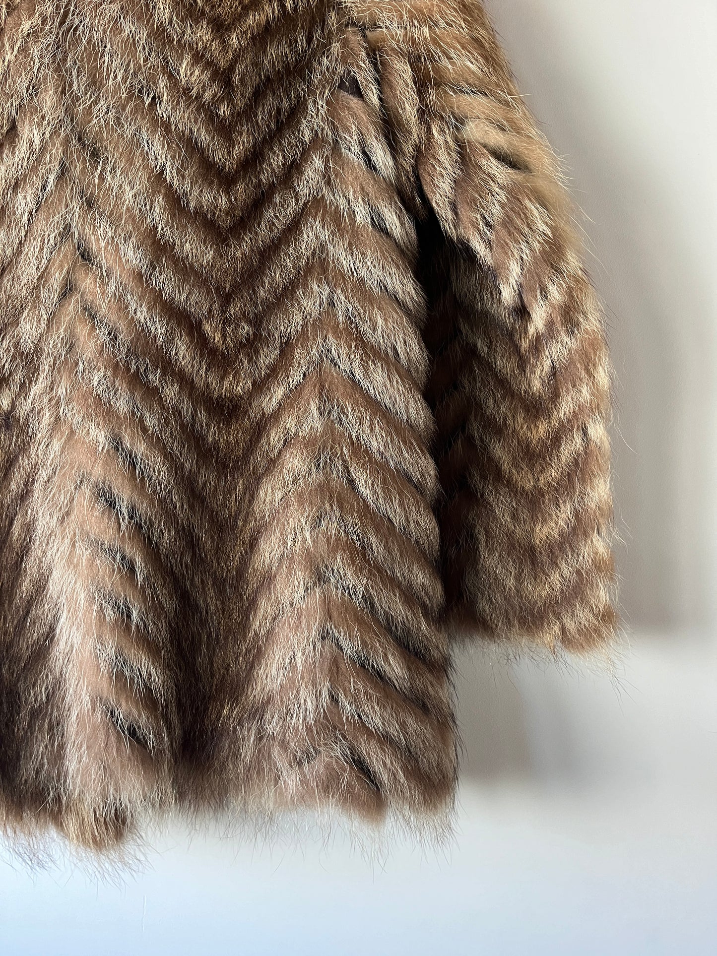 Manteau en fourrure galonné marron