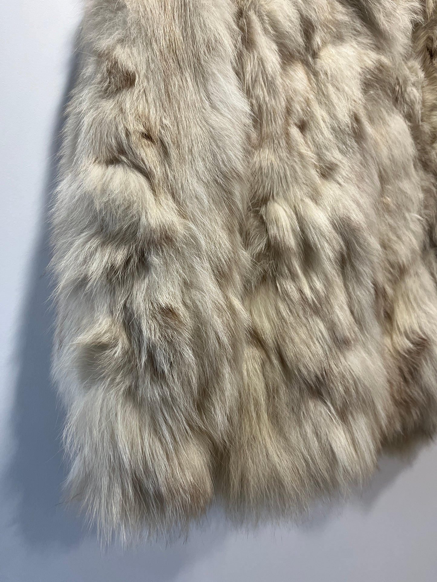 Manteau en fourrure blanc manches chauve-souris
