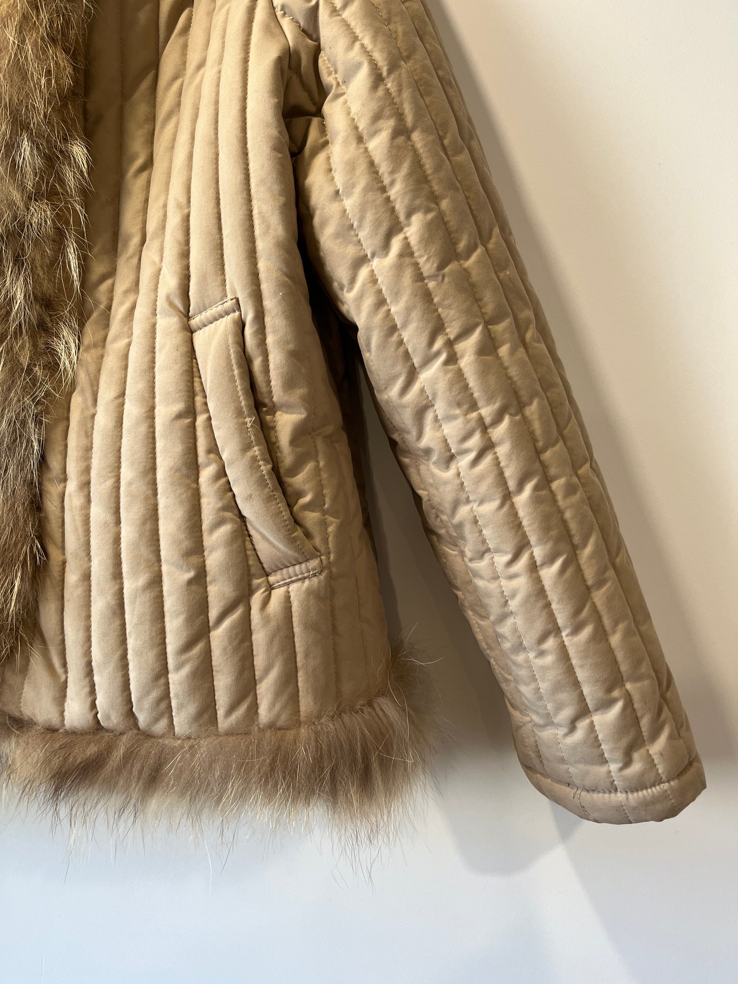 Veste matelassée beige avec bordures en fourrure