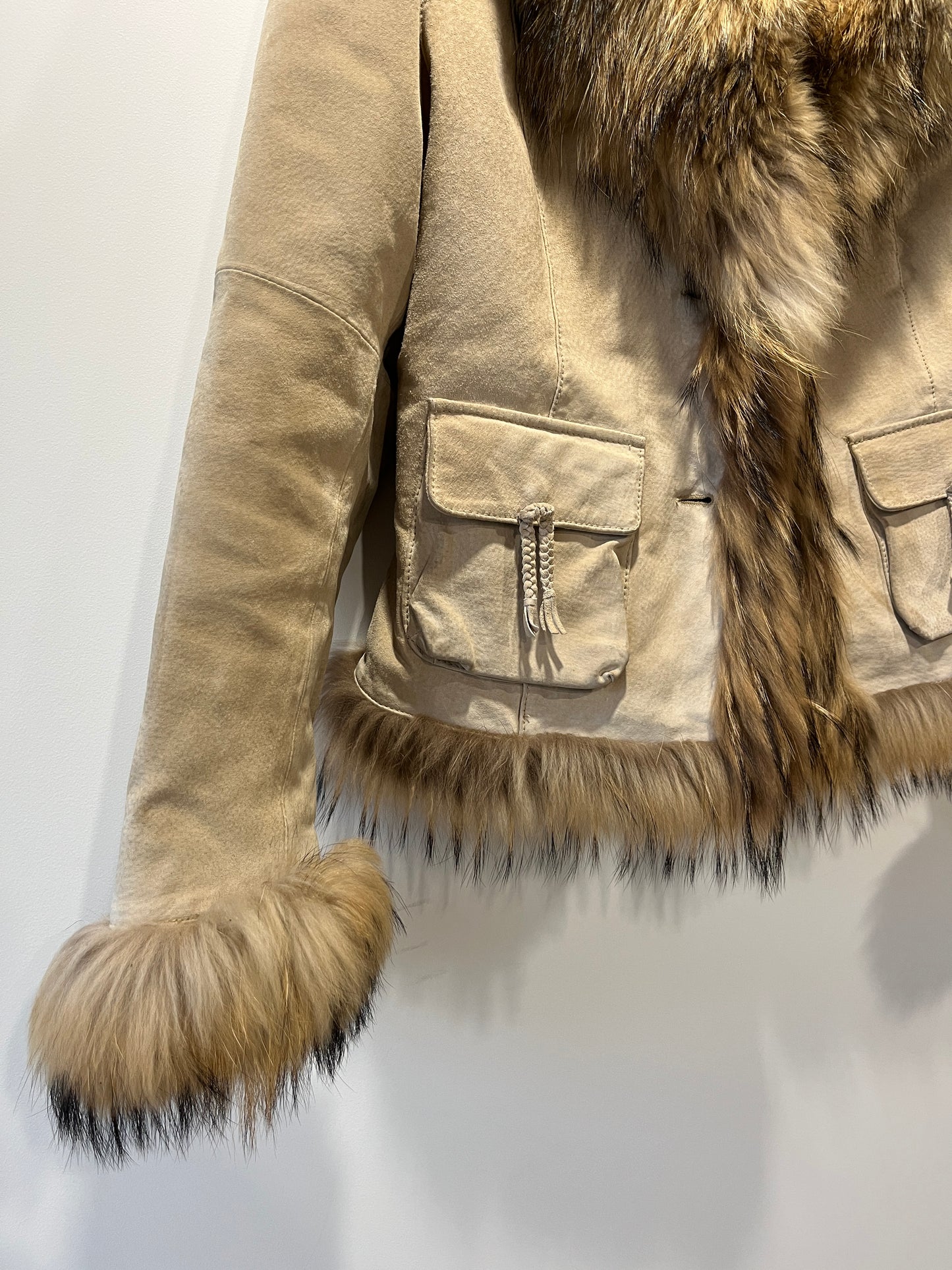 Veste en cuir beige avec bordures en fourrure