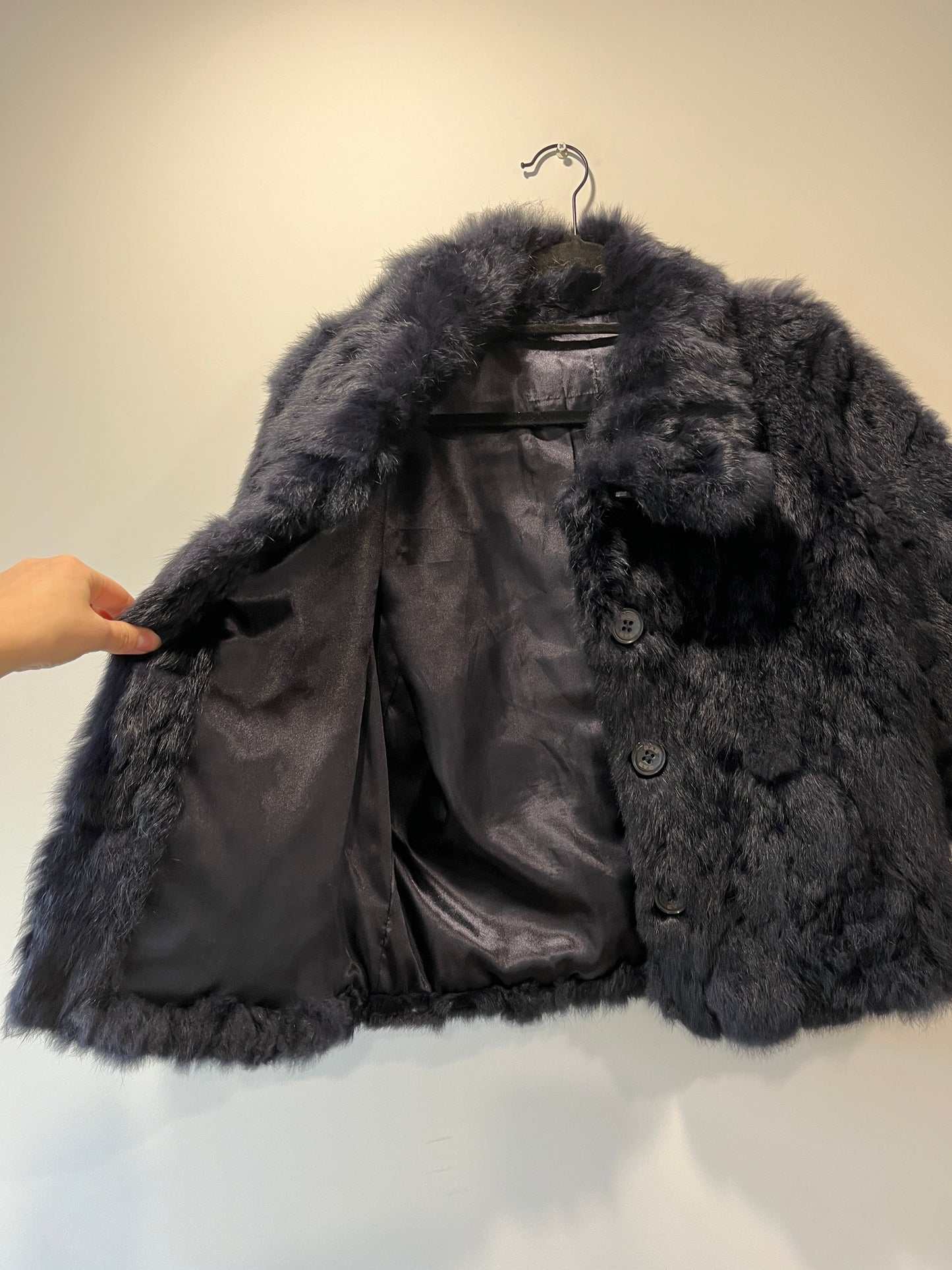 Veste en fourrure bleu nuit manches courtes