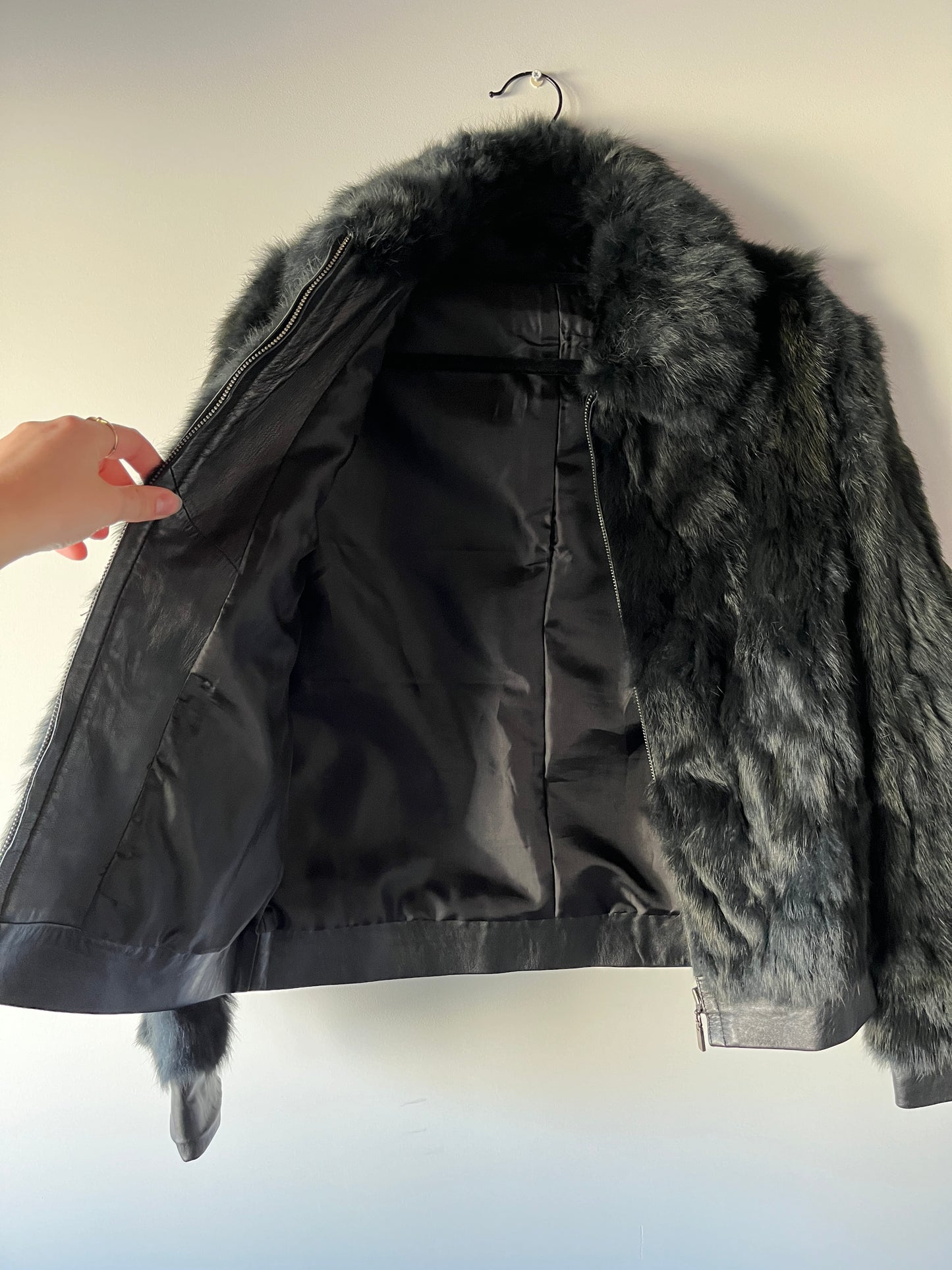 Veste courte en fourrure bleue nuit