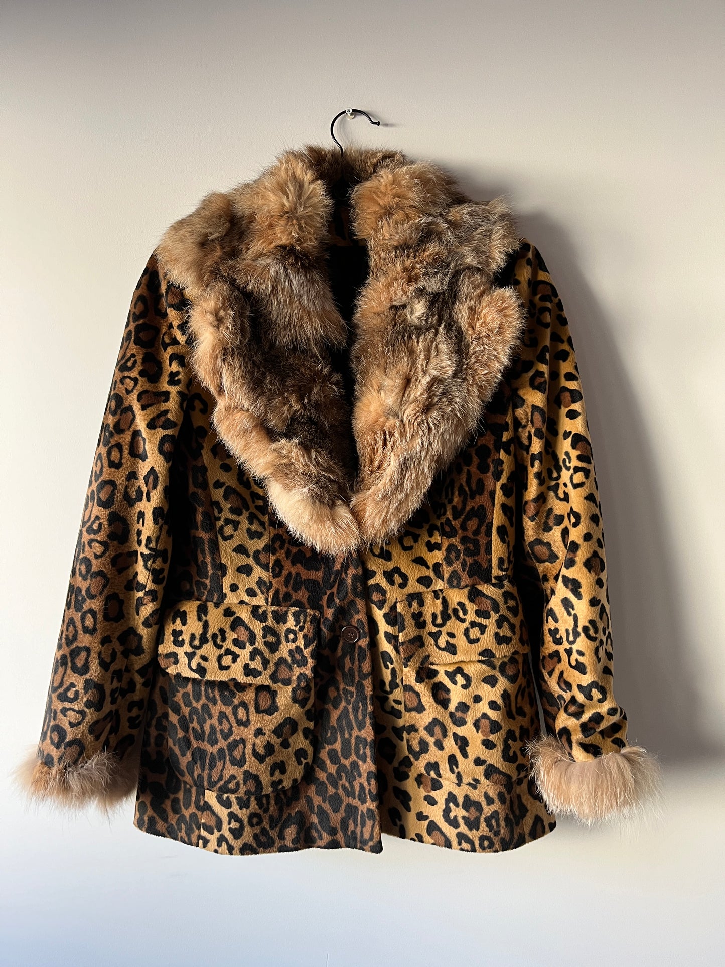 Veste imprimée léopard avec col en fourrure