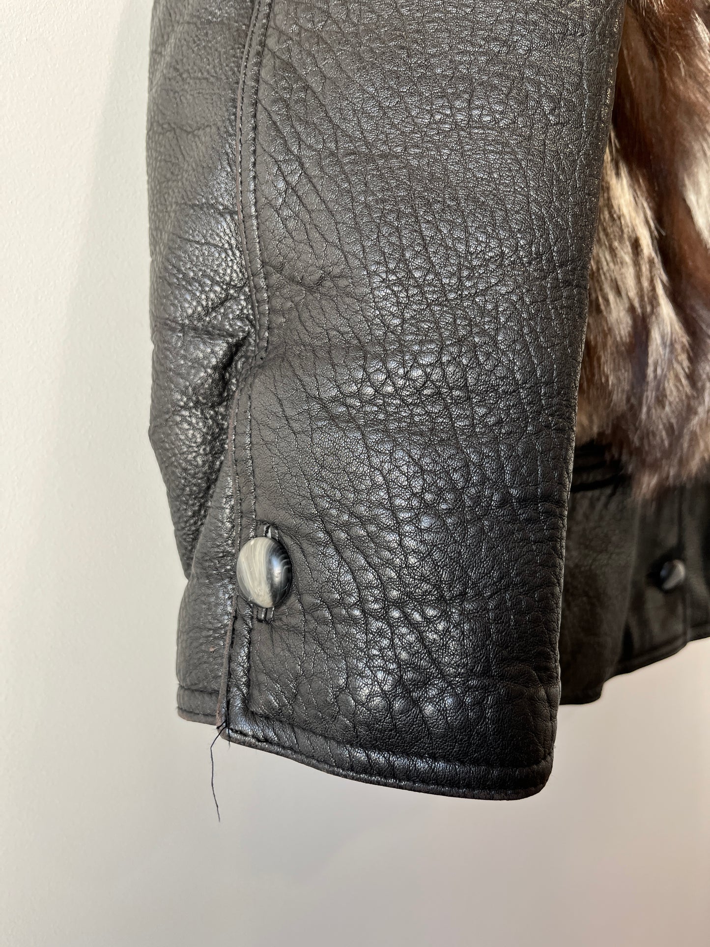 Veste en fourrure et cuir noir