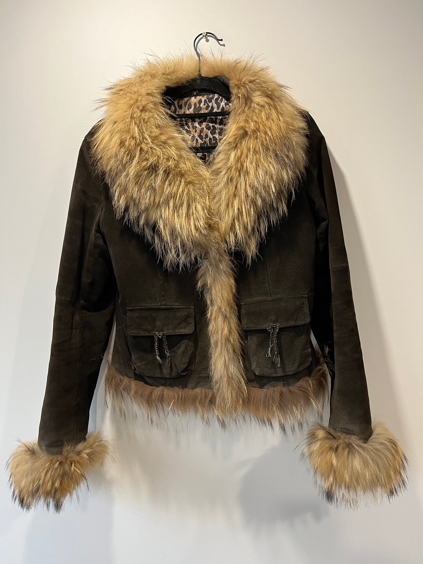 Veste en cuir marron avec bordures en fourrure beige