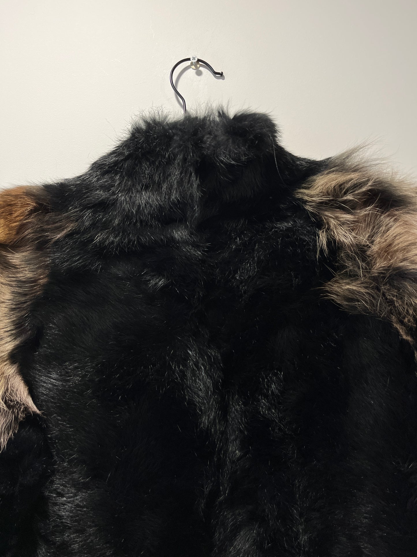 Manteau court en fourrure noir et marron