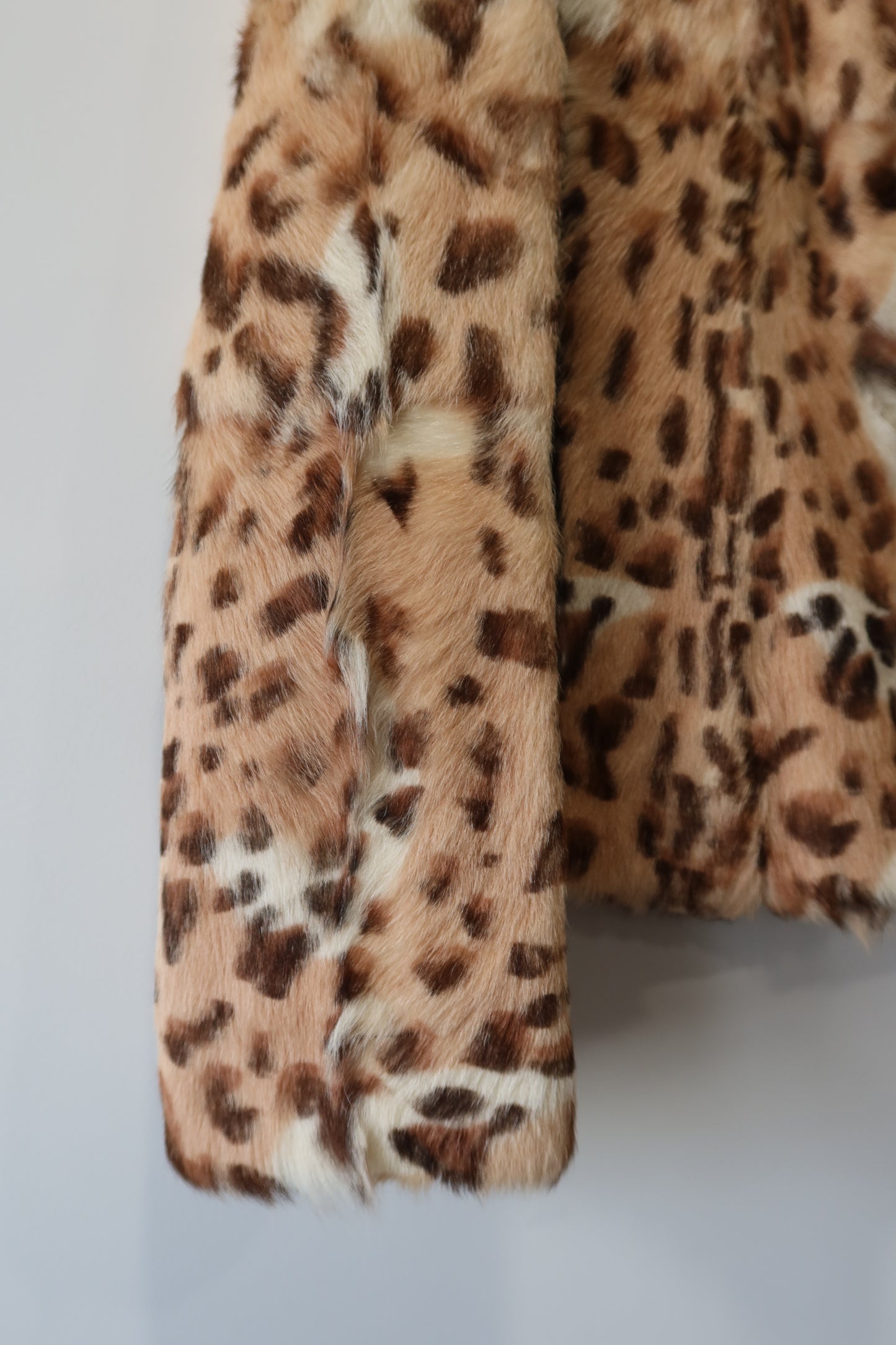 Veste en cuir et fourrure imprimée léopard