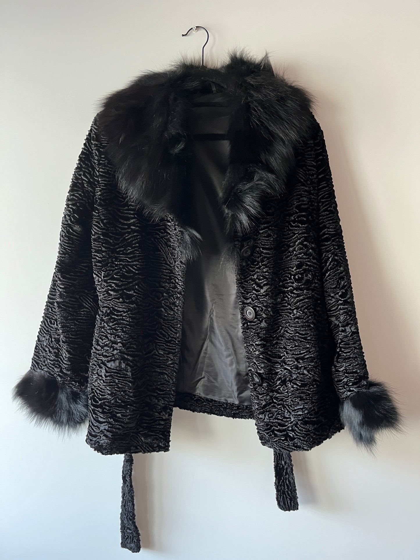 Veste noire avec bordures en fourrure
