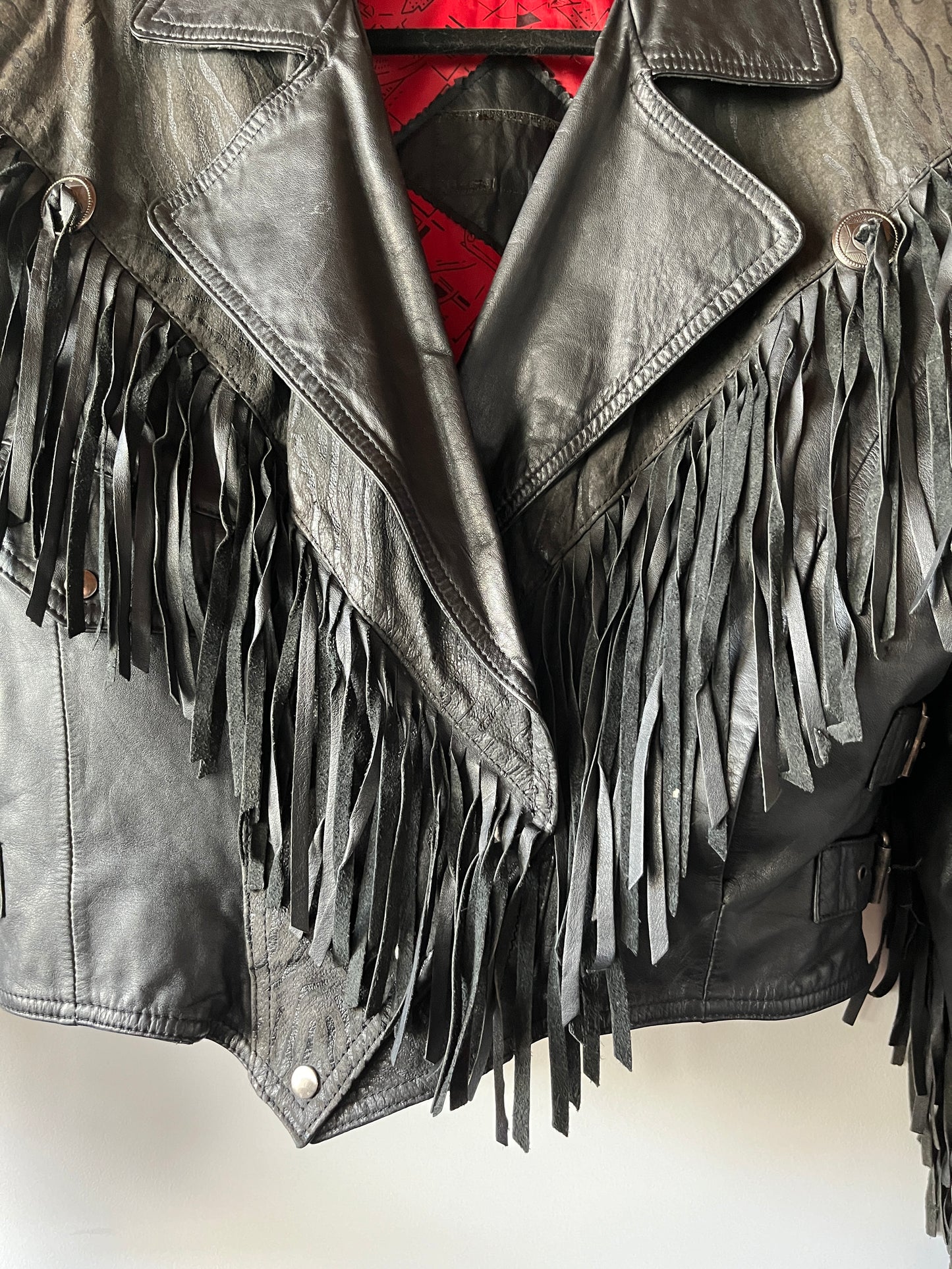 Veste en cuir noire à franges