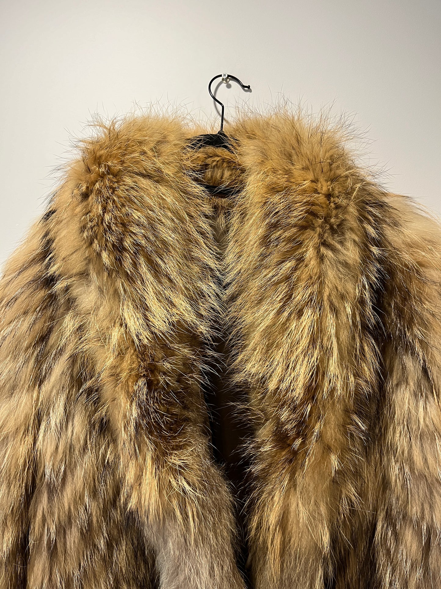 Manteau en fourrure fauve volumineuse