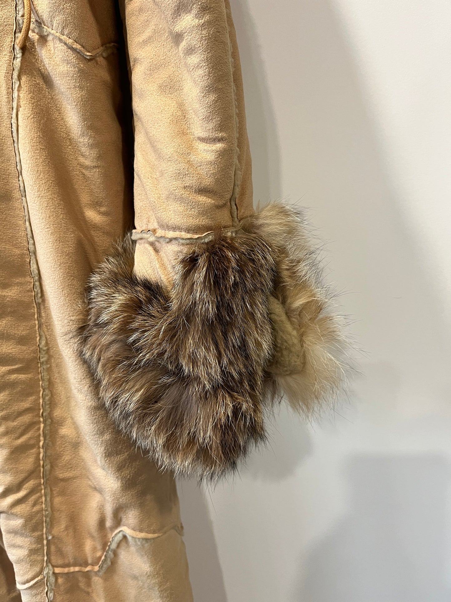 Manteau long beige avec bordures en fourrure
