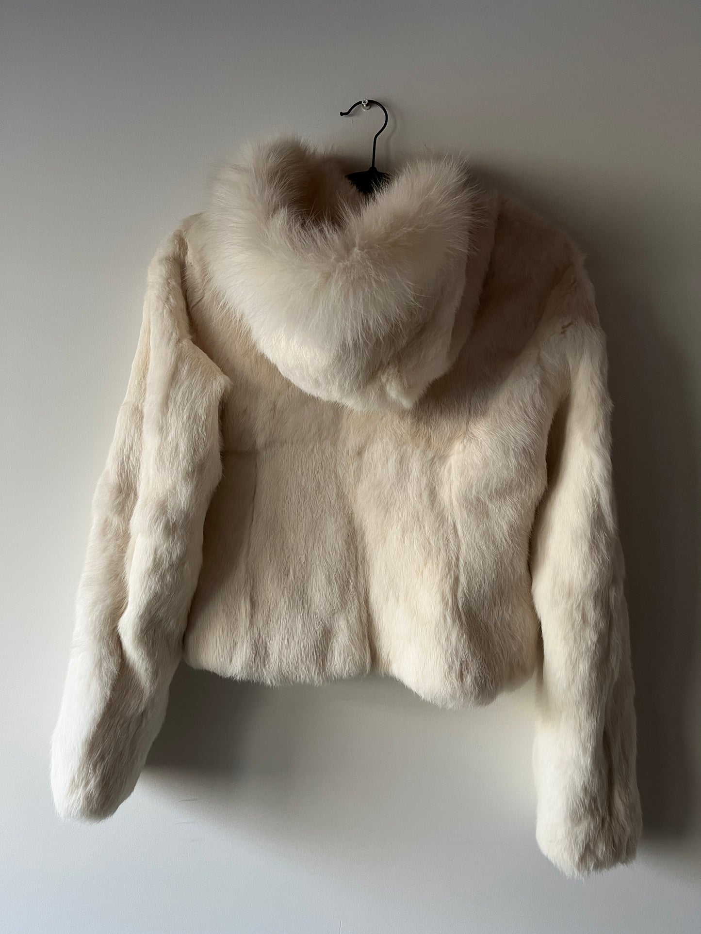 Veste à capuche courte en fourrure blanche