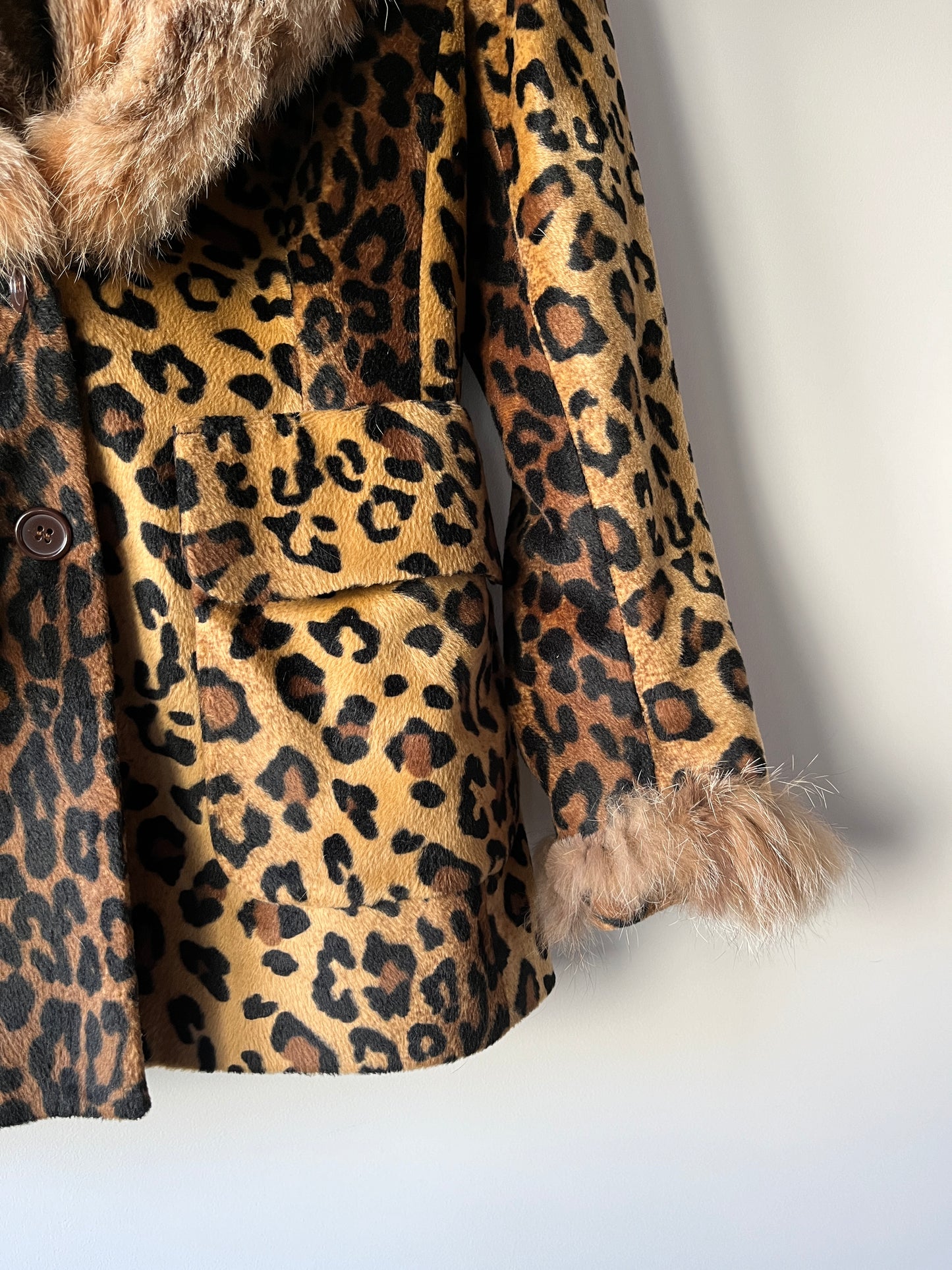 Veste imprimée léopard avec col en fourrure