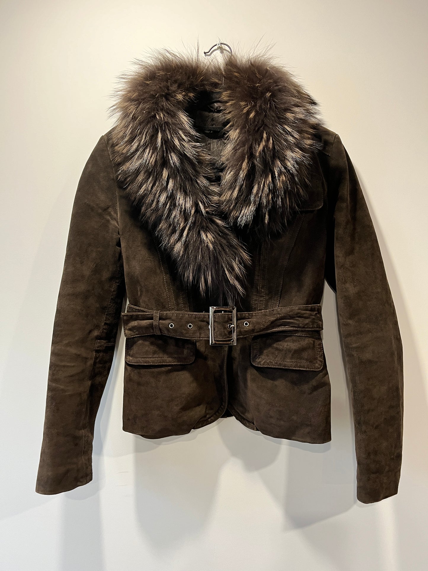 Veste en cuir marron et col en fourrure