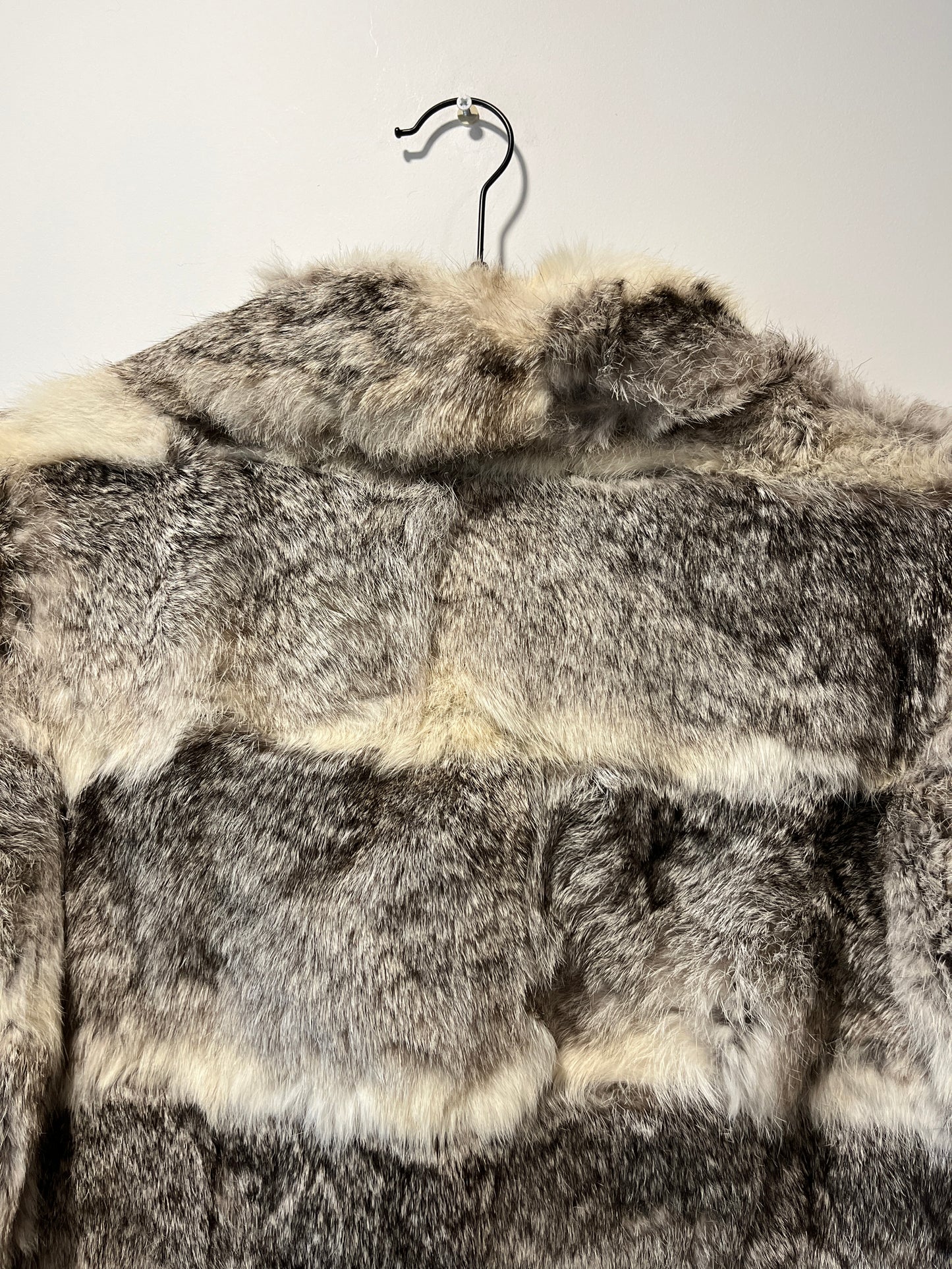 Manteau en fourrure gris et blanc