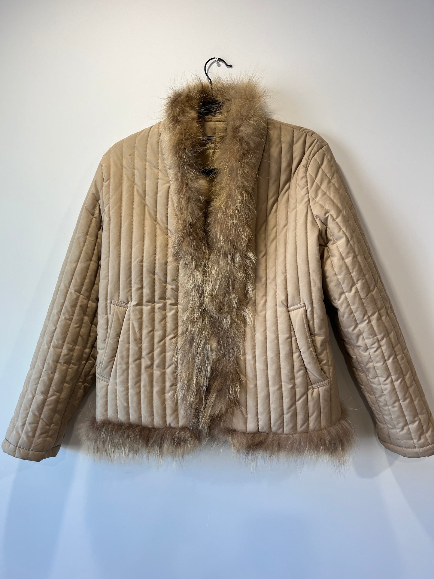 Veste matelassée beige avec bordures en fourrure