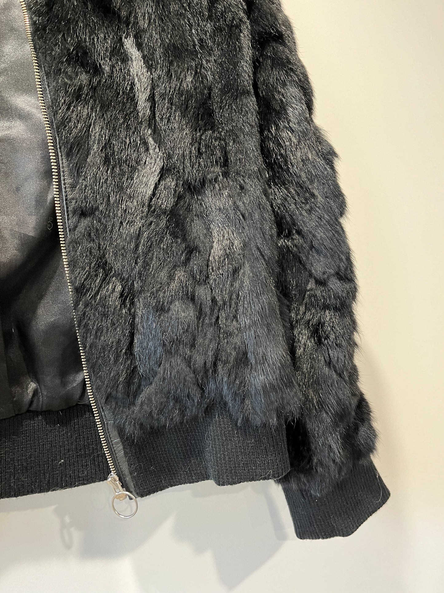 Veste courte en fourrure noire