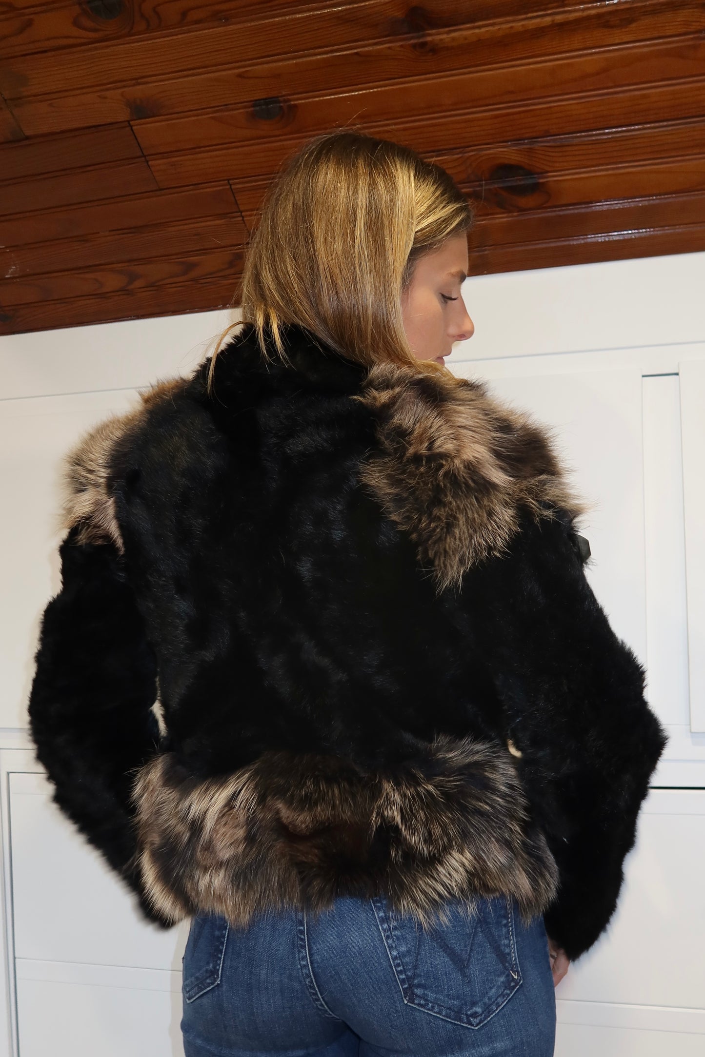 Manteau court en fourrure noir et marron