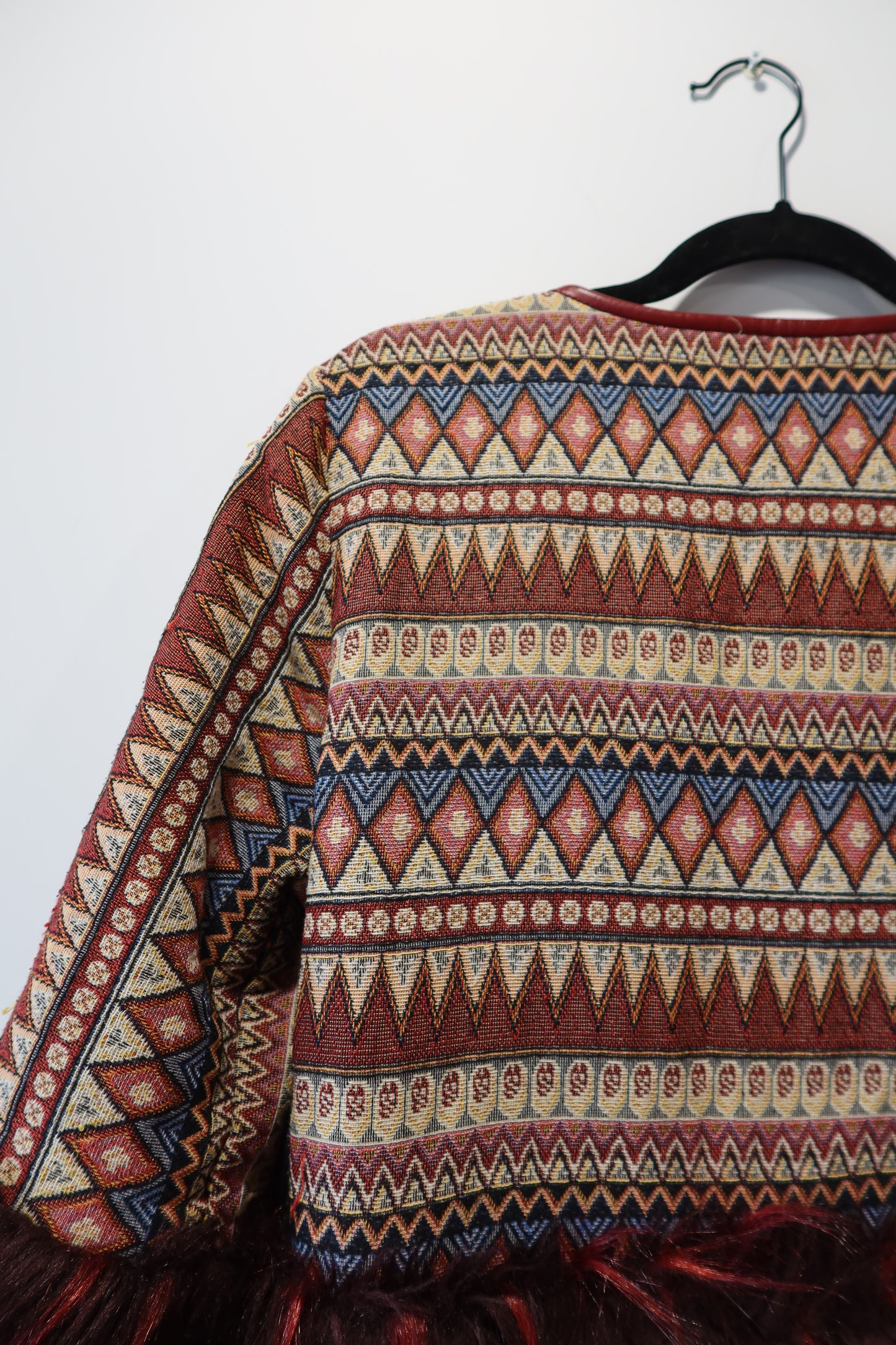Veste bi-matière brodée avec fausse fourrure