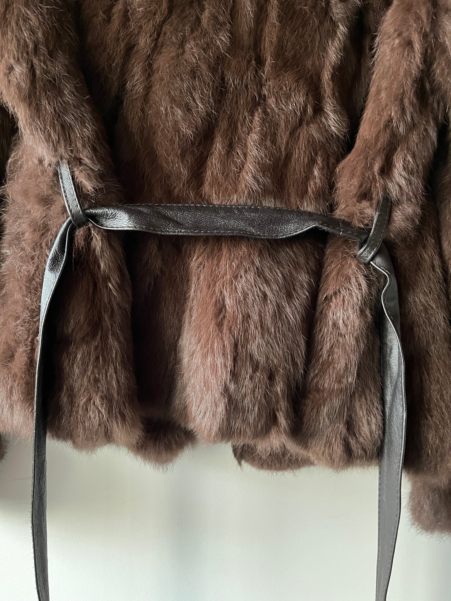 Manteau en fourrure marron ceinturé