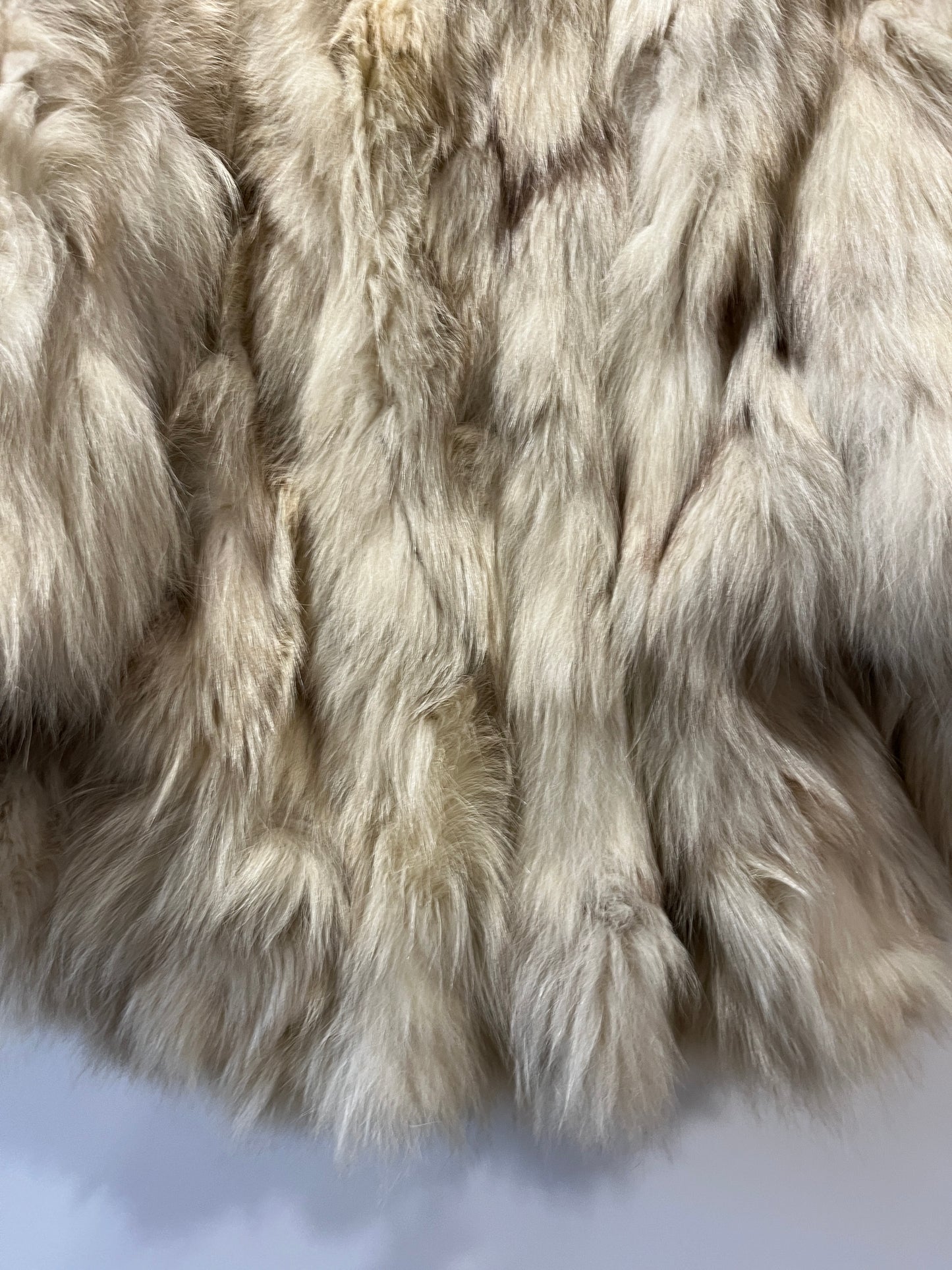 Manteau en fourrure blanc manches chauve-souris