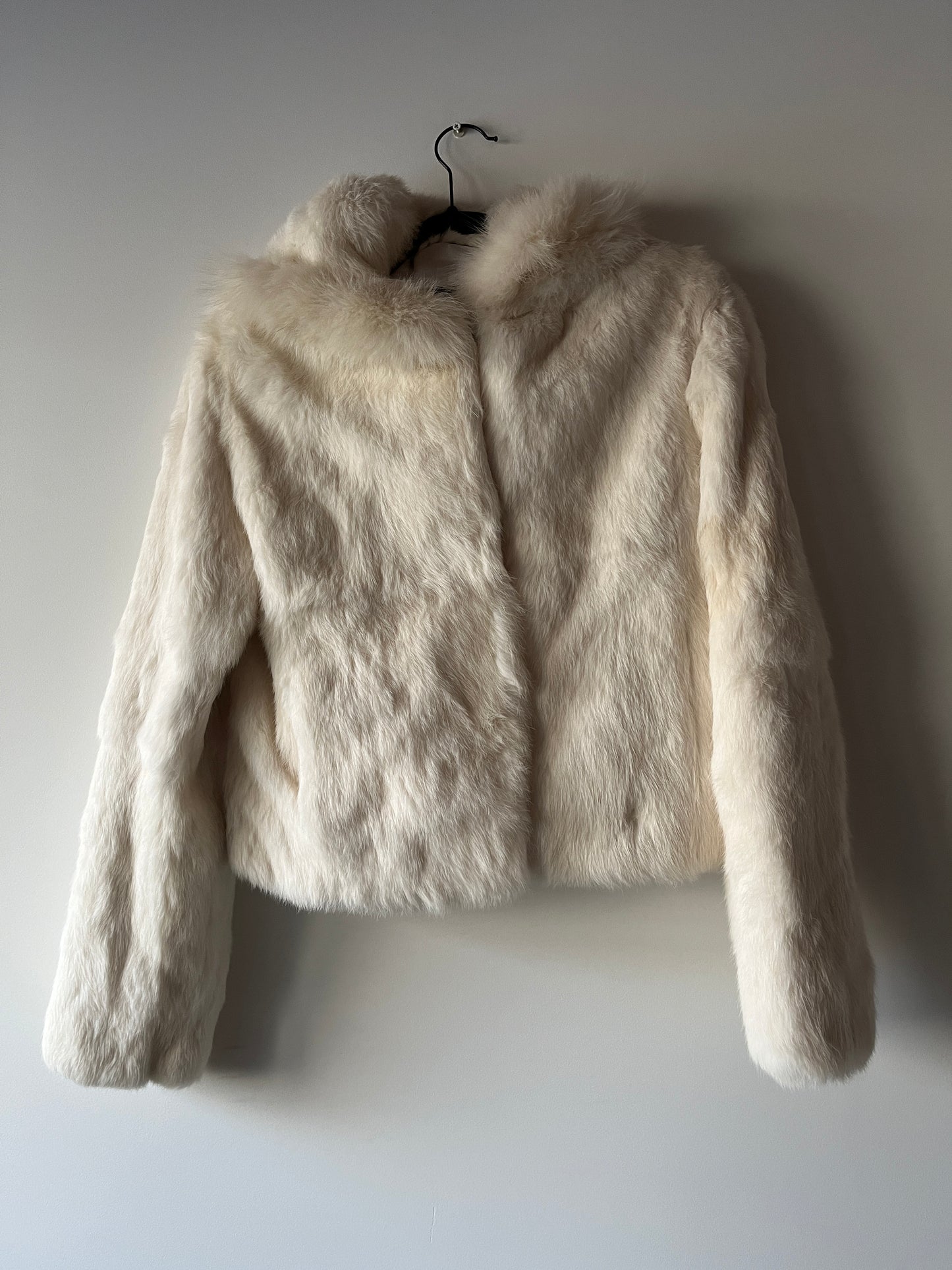 Veste à capuche courte en fourrure blanche