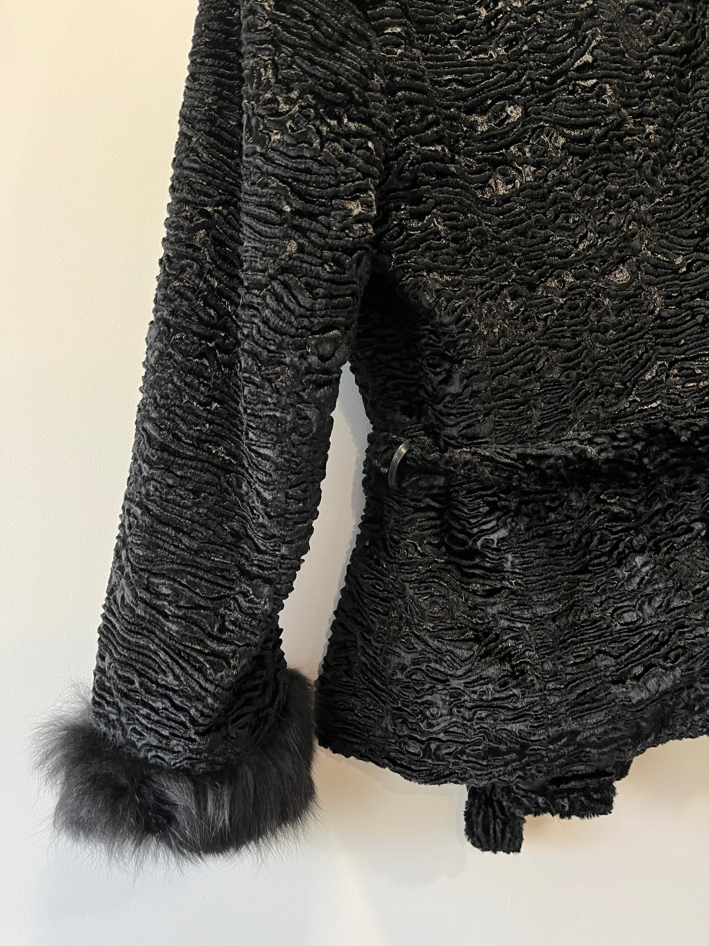 Veste noire avec bordures en fourrure
