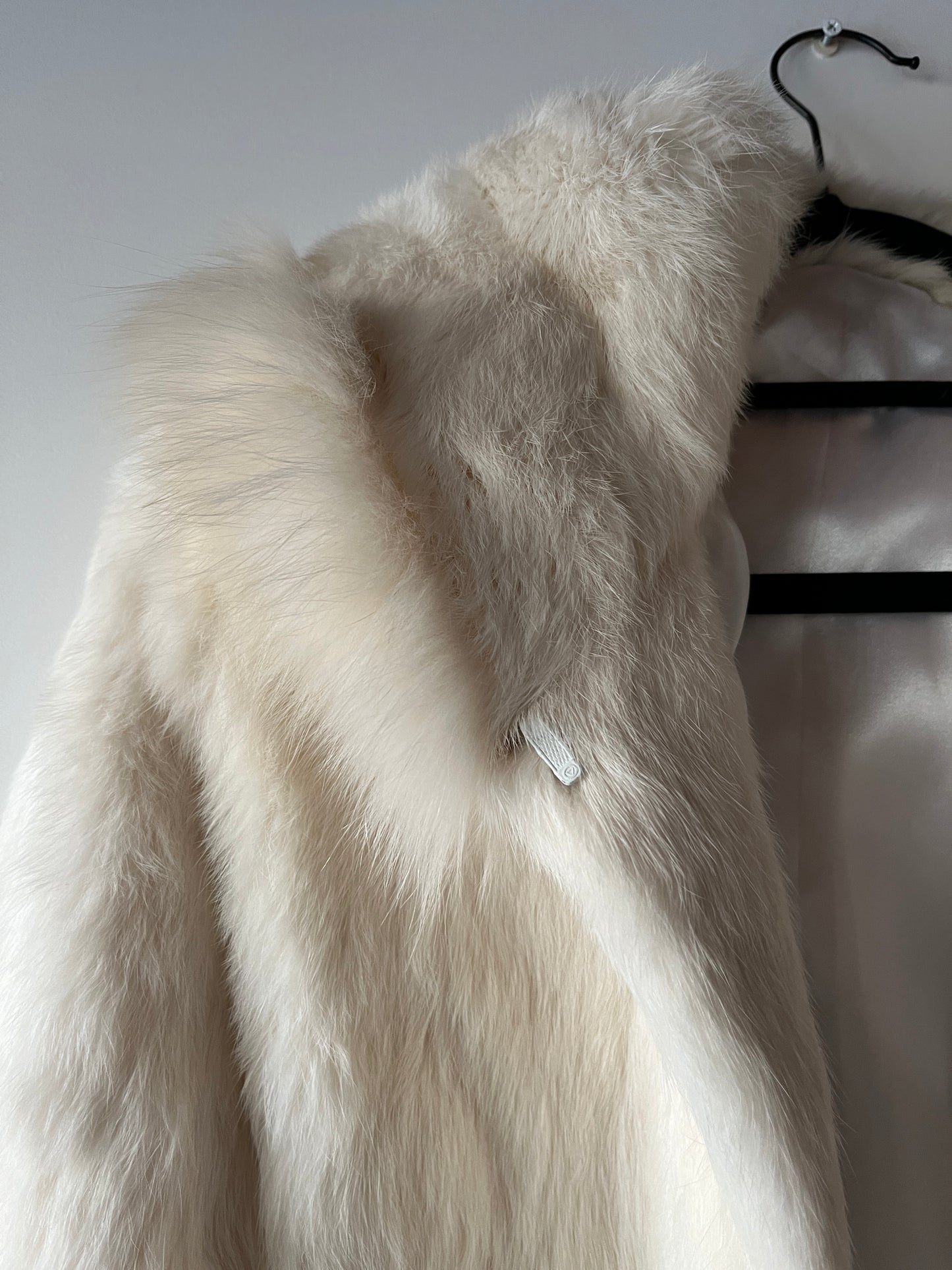 Veste à capuche courte en fourrure blanche