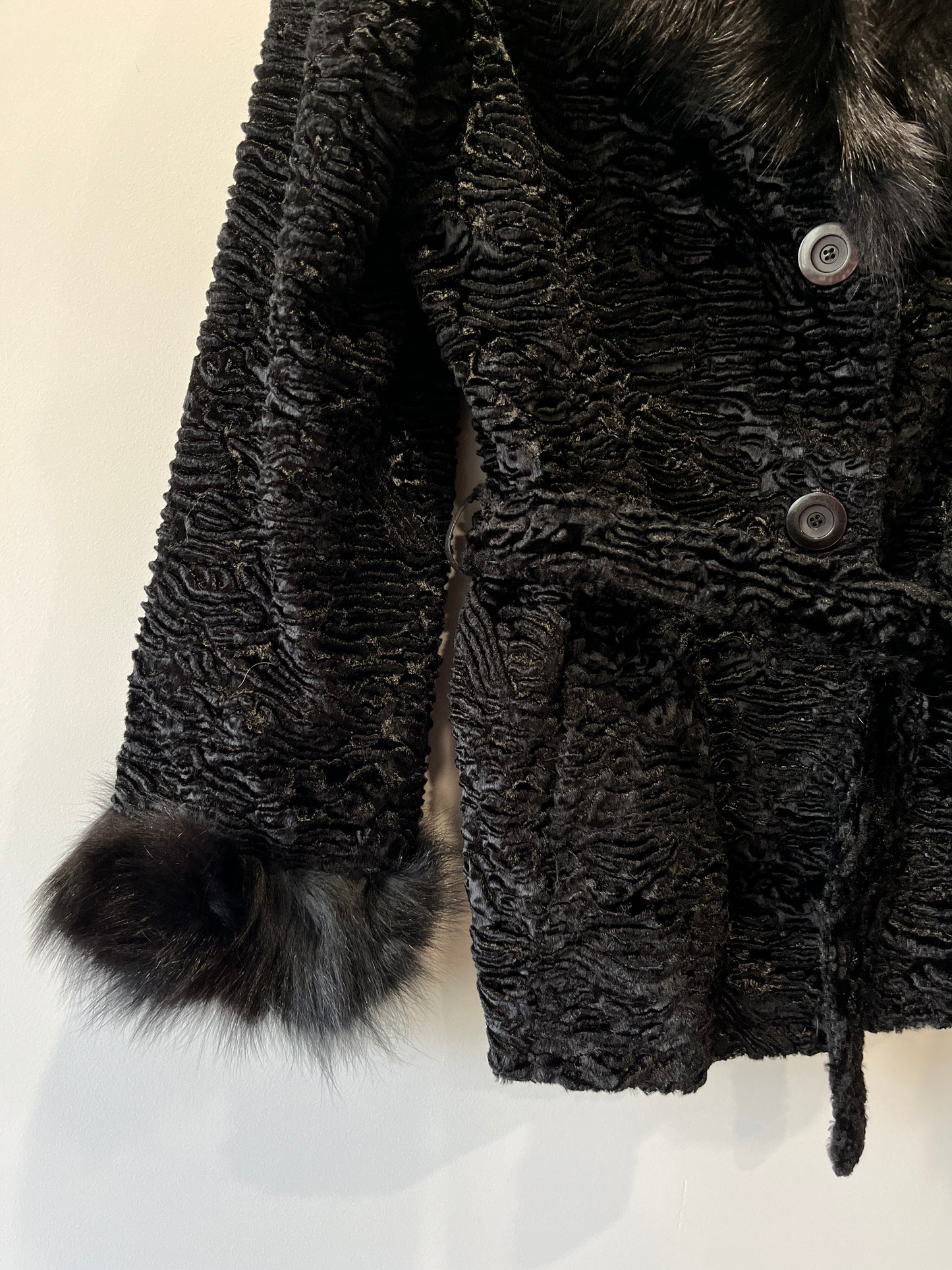 Veste noire avec bordures en fourrure