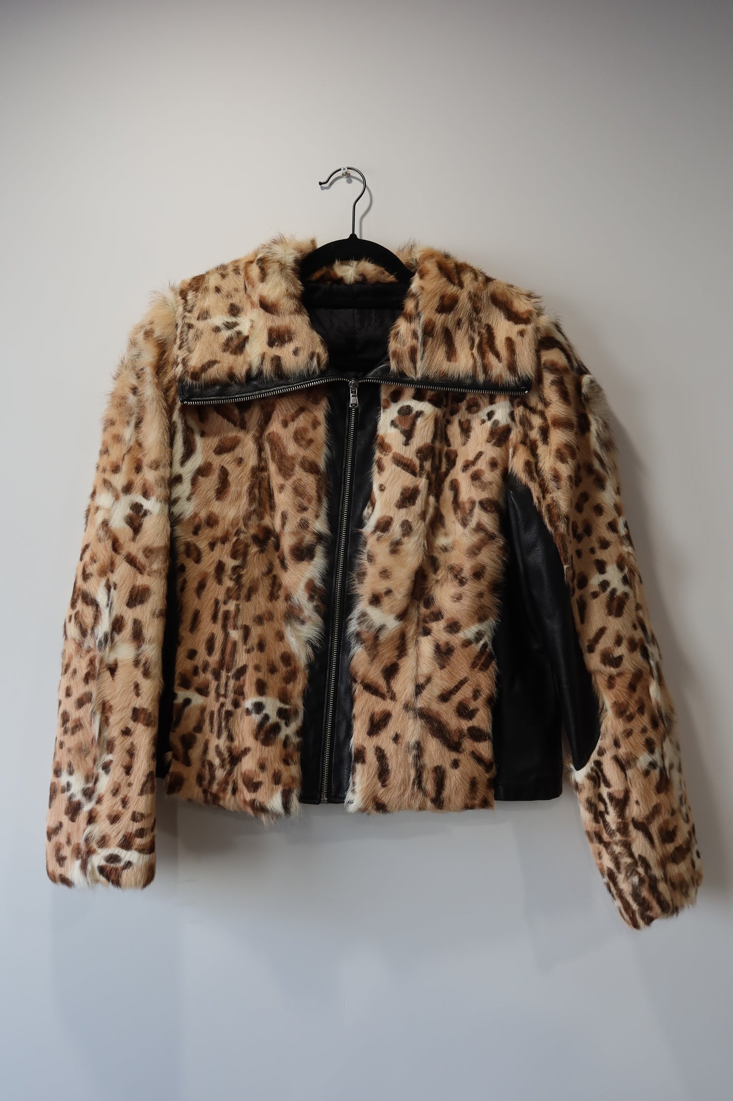 Veste en cuir et fourrure imprimée léopard