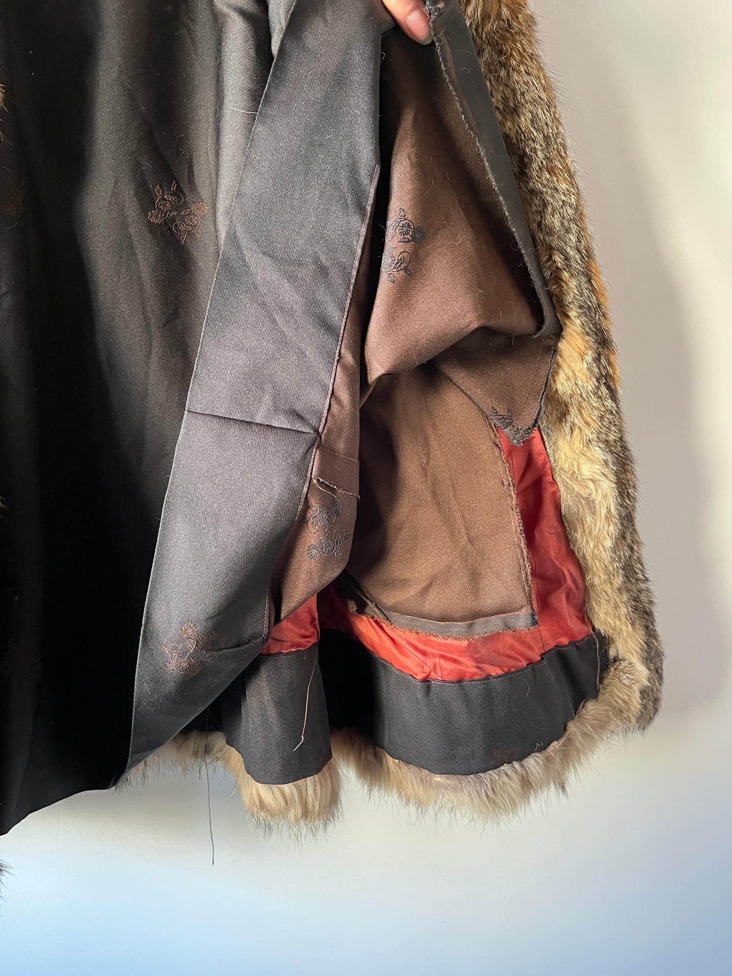 Manteau en fourrure grise, fauve et beige
