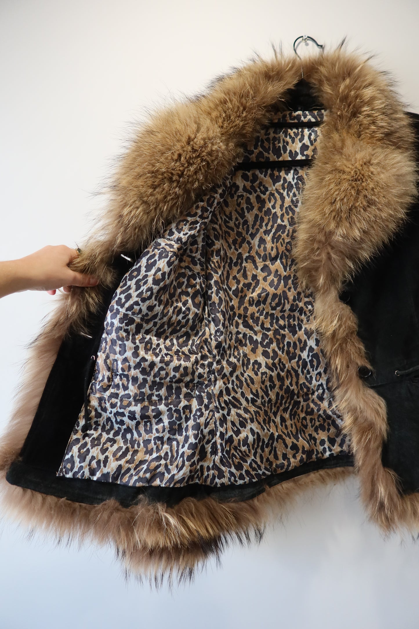 Veste en cuir noir avec bordures en fourrure