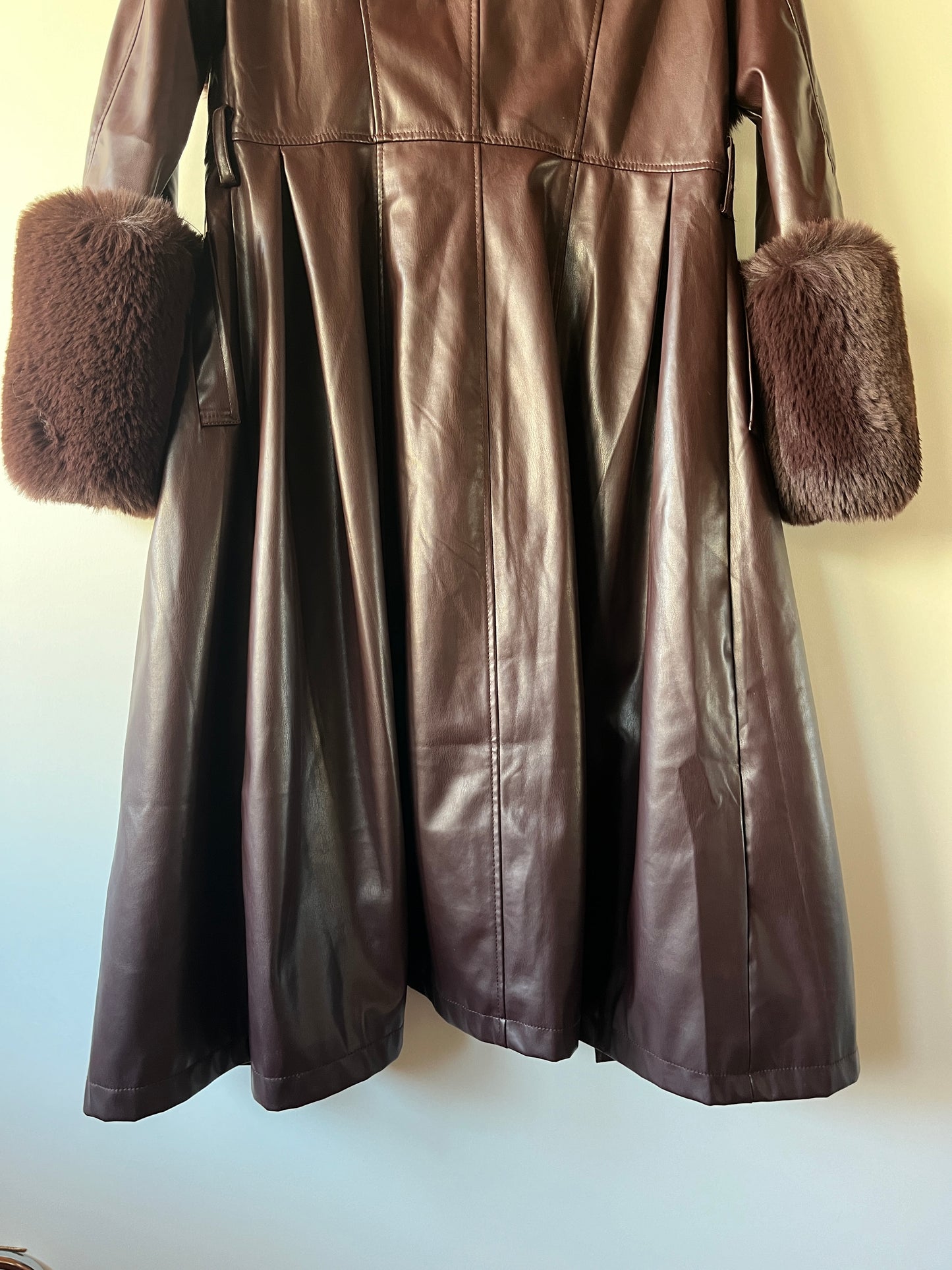 Manteau en simili cuir bordeaux et bordures en fausse fourrure