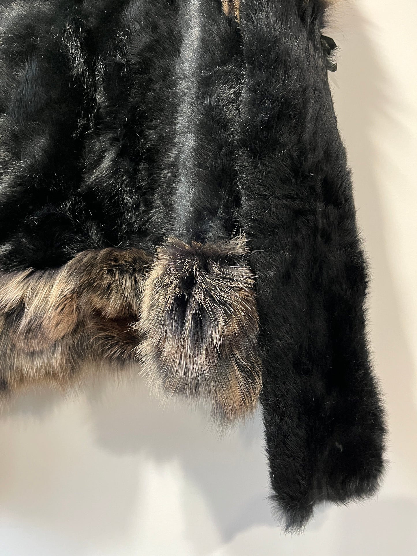 Manteau court en fourrure noir et marron