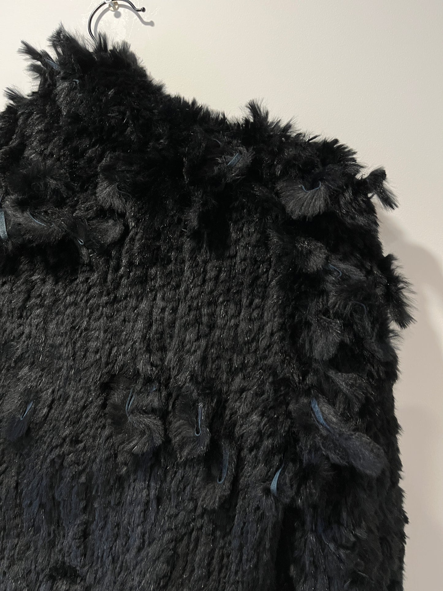 Veste en fourrure noire tressée