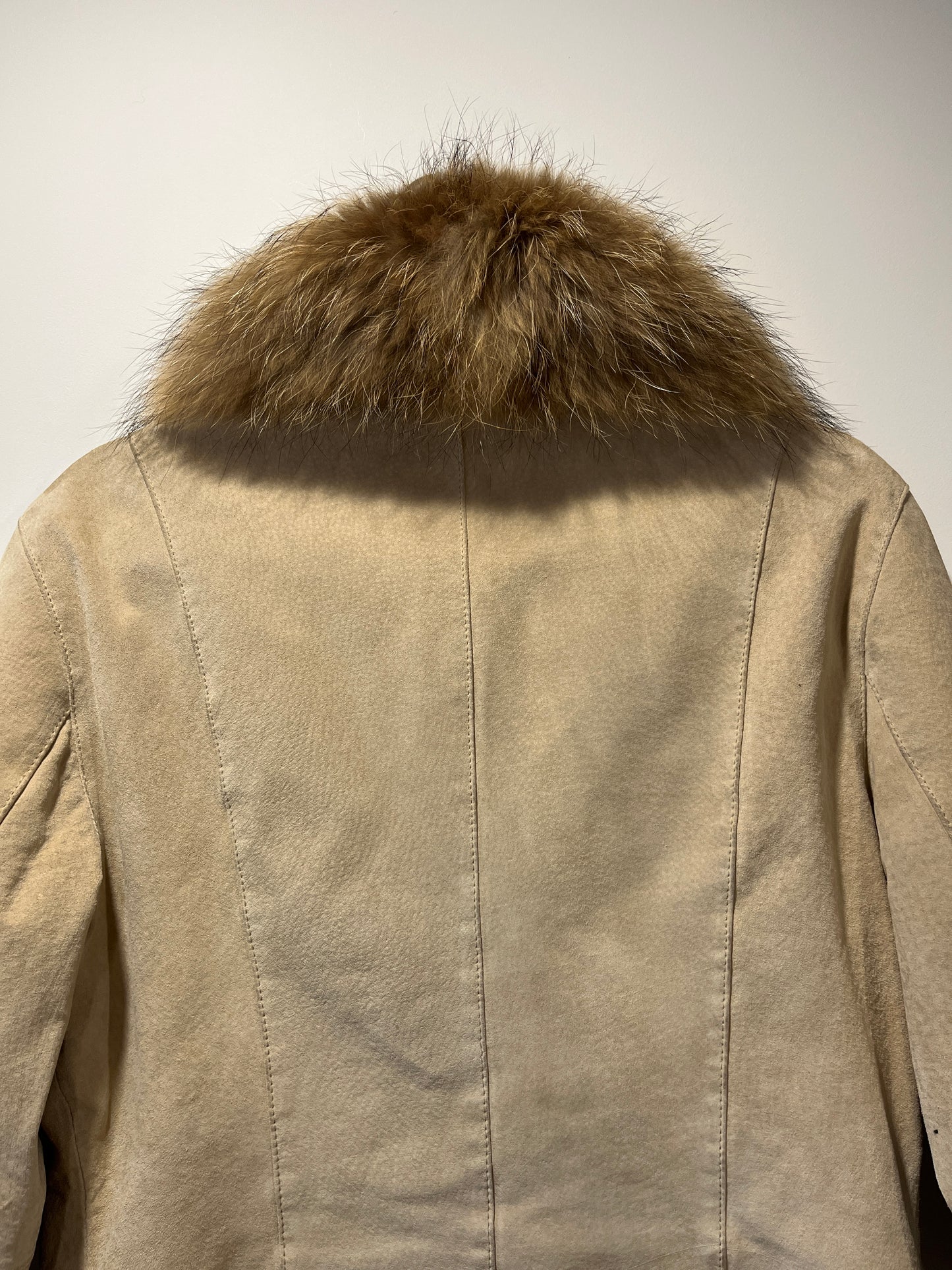 Veste en cuir beige avec bordures en fourrure