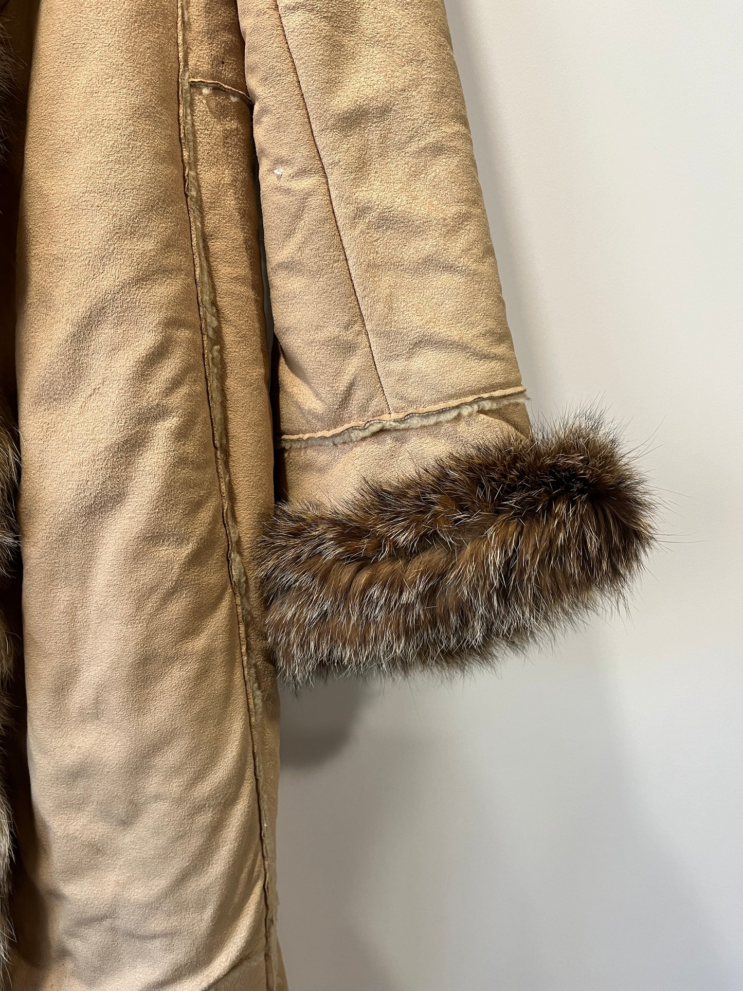 Manteau long beige avec bordures en fourrure