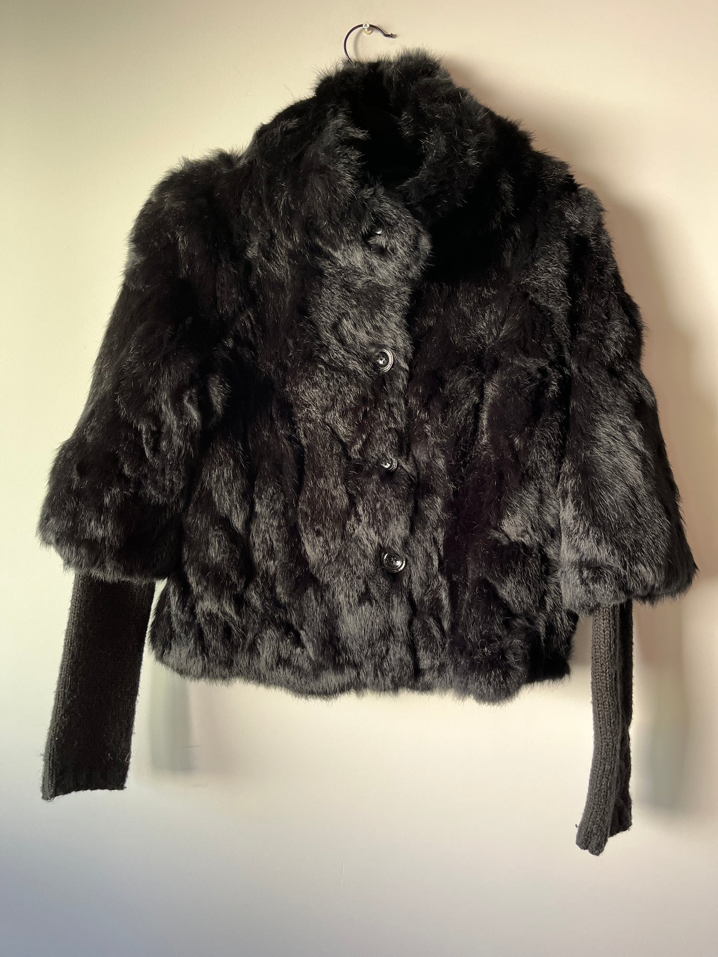 Veste en fourrure noire avec manches cousues