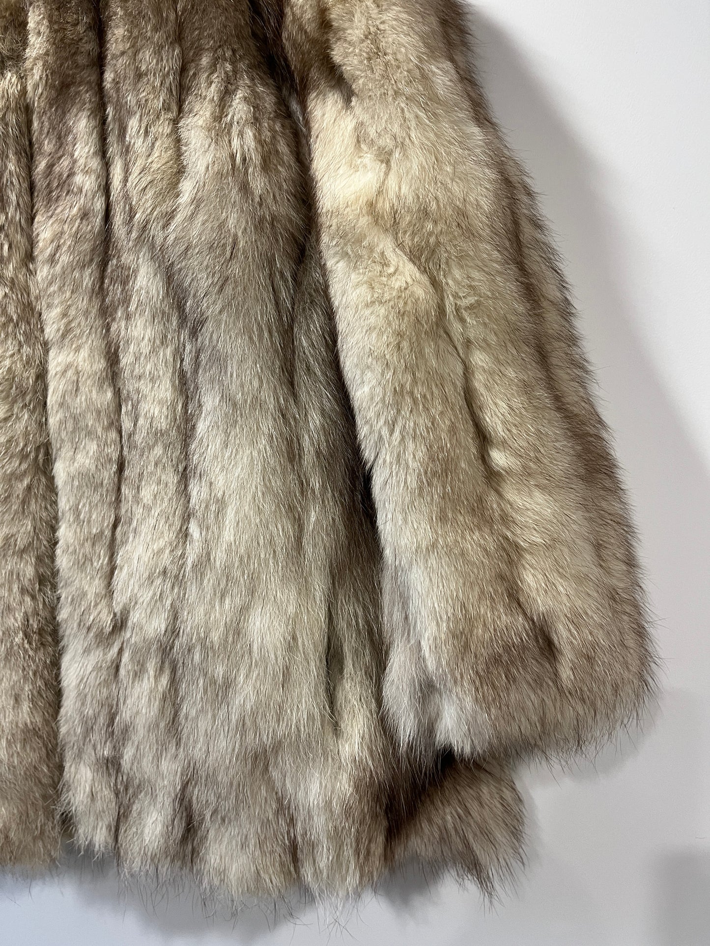 Manteau en fourrure galonné blanc