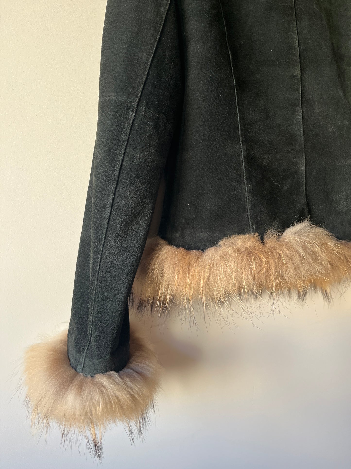 Veste en cuir noir avec bordures en fourrure