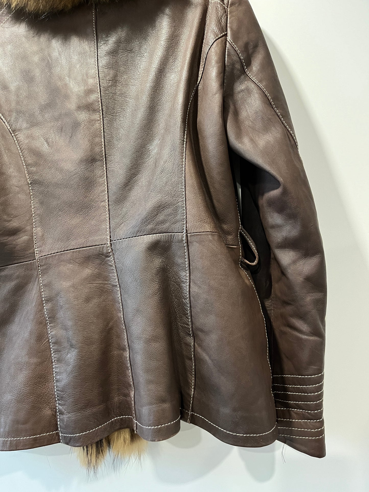 Veste en cuir marron et bordures en fourrure