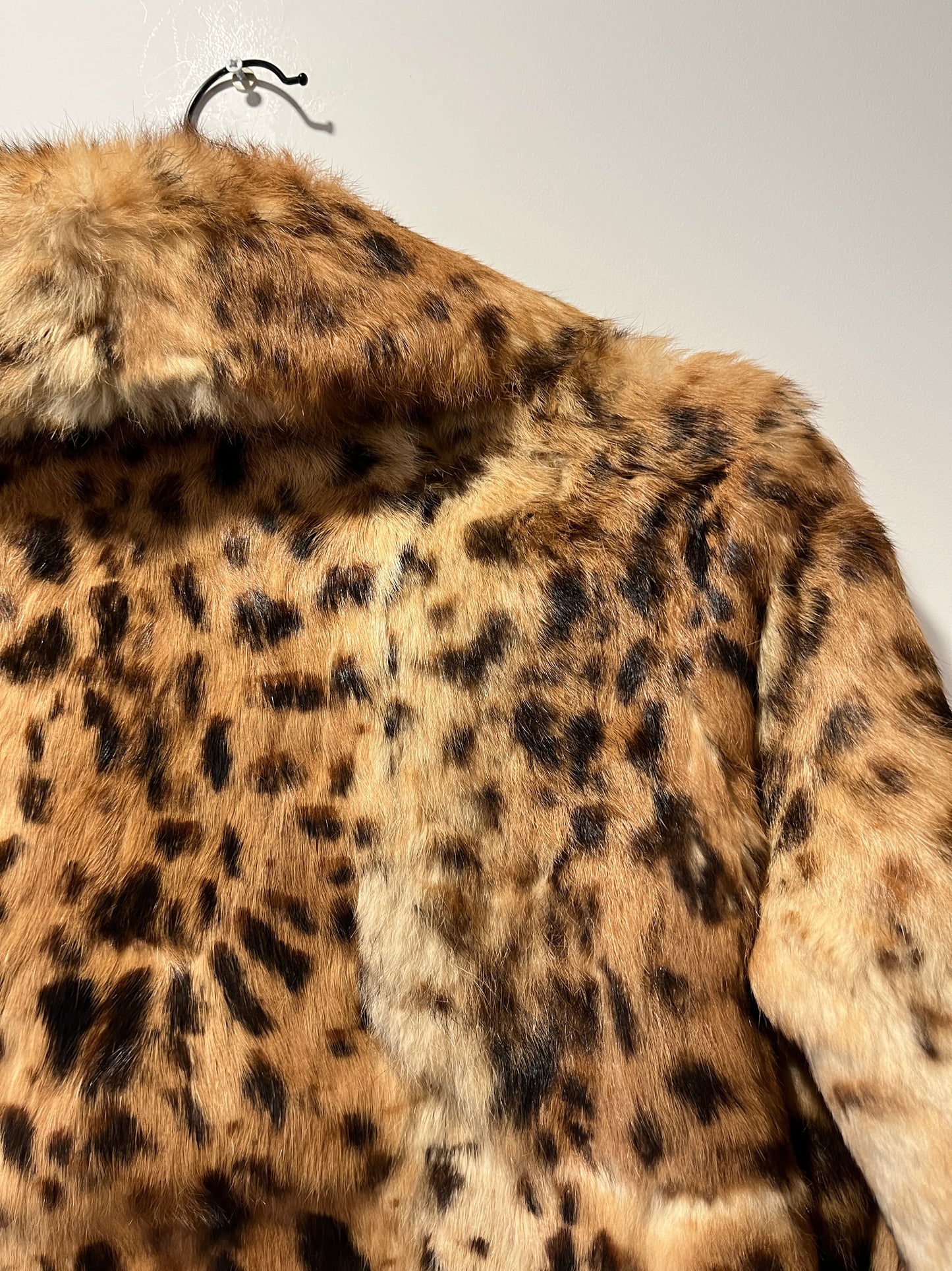 Veste en fourrure imprimée léopard