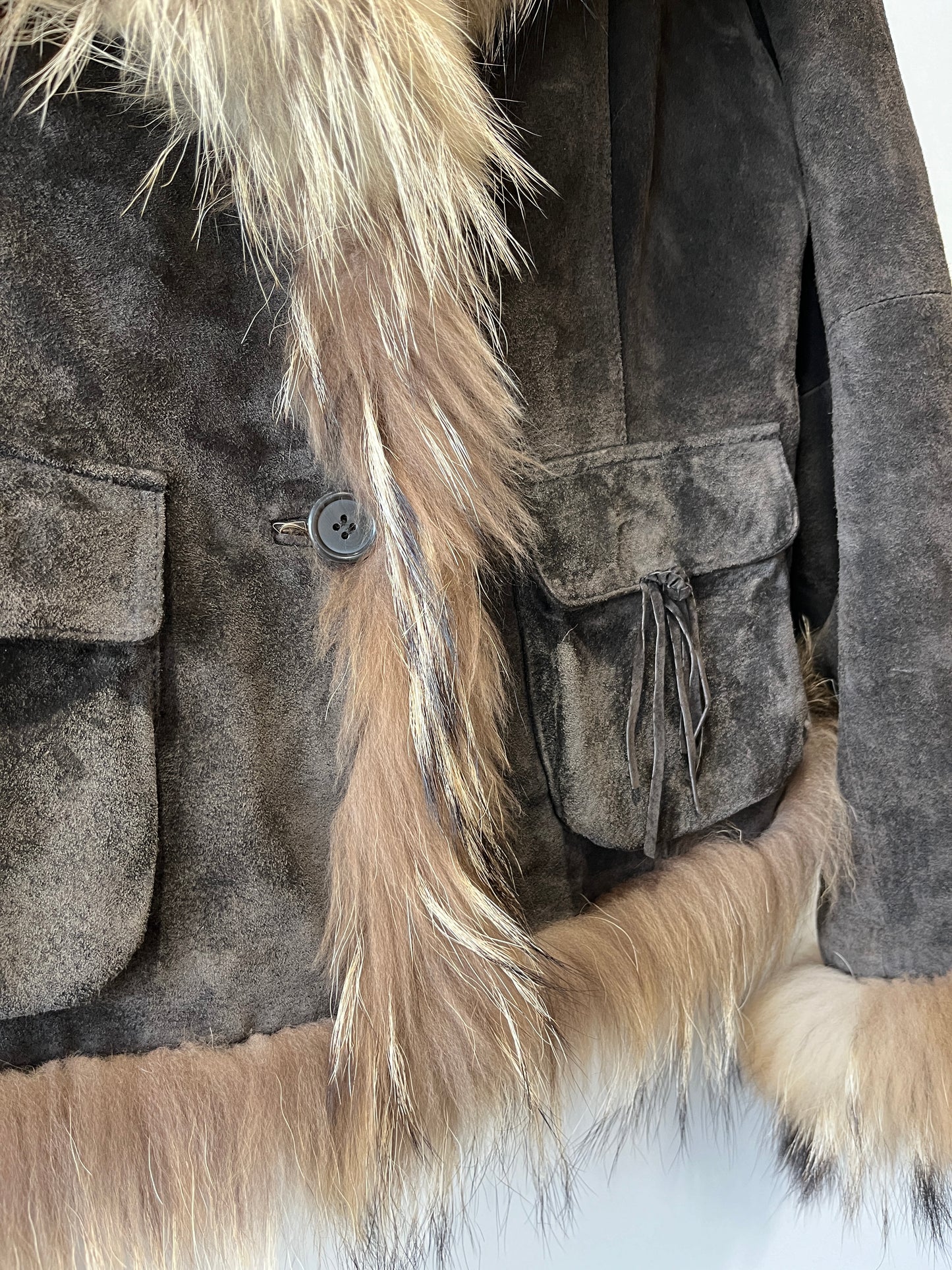 Veste en cuir avec bordures en fourrure