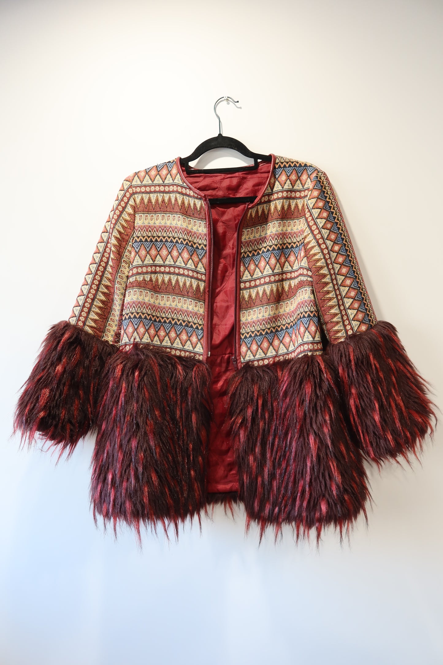 Veste bi-matière brodée avec fausse fourrure
