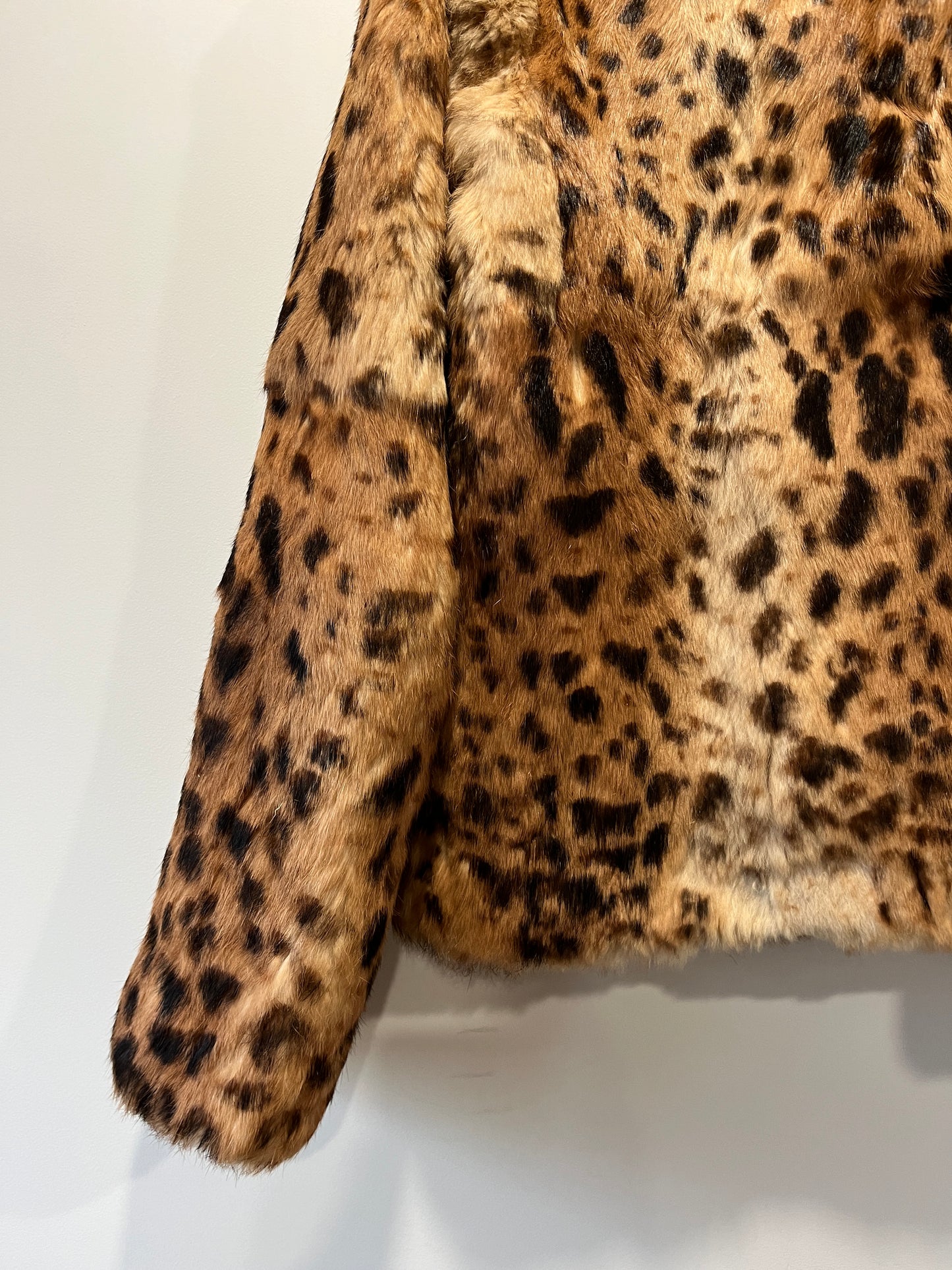 Veste en fourrure imprimée léopard