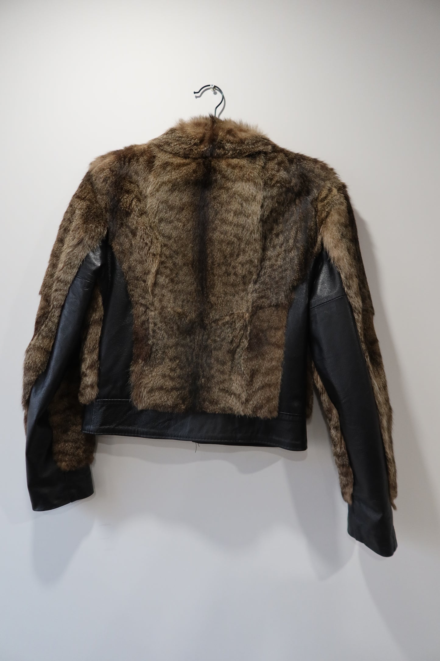 Veste courte en fourrure imprimée animal et cuir