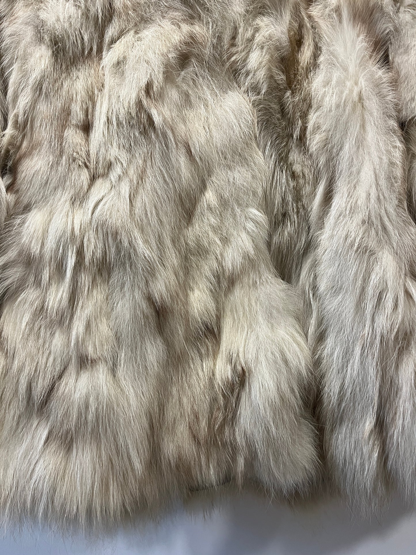 Manteau en fourrure blanc manches chauve-souris