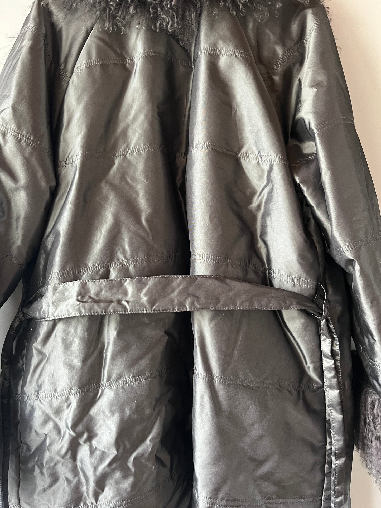 Manteau mi-long gris avec bordures en fourrure