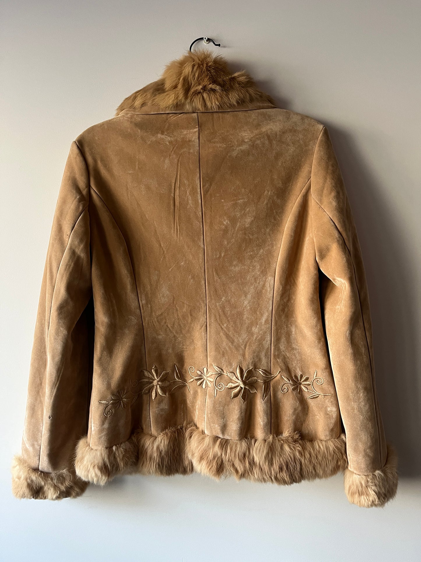 Veste en peau retournée beige et bordures en fourrure